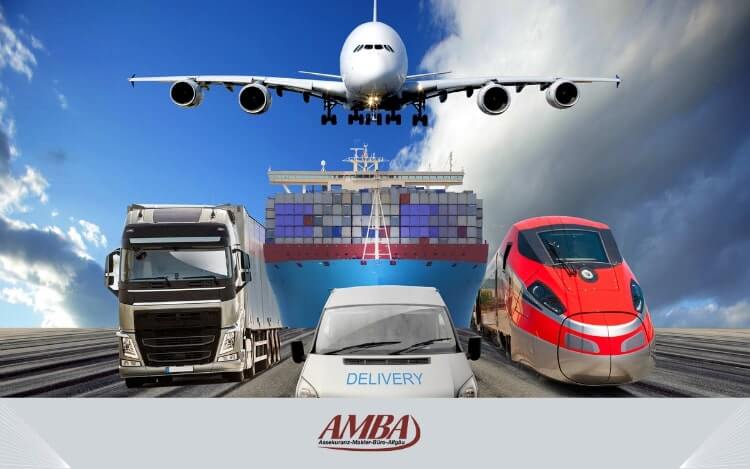 Collage von verschiedenen Transportmitteln: ein Flugzeug, ein Lkw, ein Lieferwagen, ein Containerschiff und ein Zug, unterlegt mit dem Logo von AMBA.