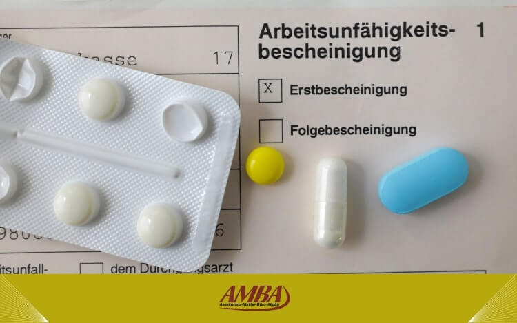 Verpackung mit Tabletten und einer Arbeitsunfähigkeitsbescheinigung.