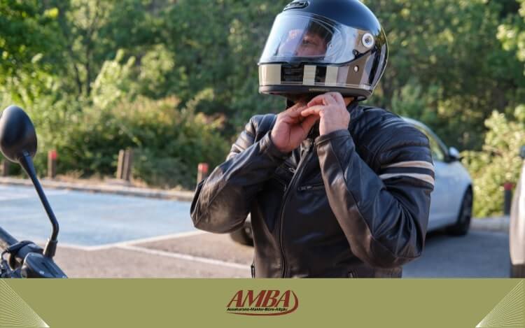 Motorradfahrer mit Schutzkleidung und Helm