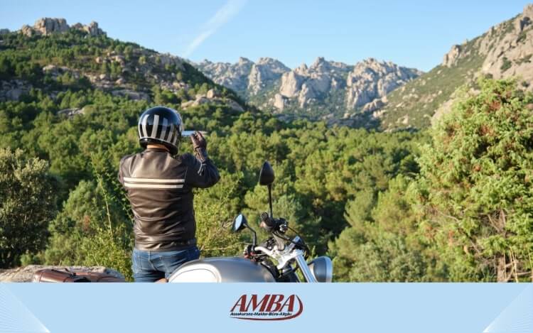 Motorradfahrer genießt Ausblick während einer Tour