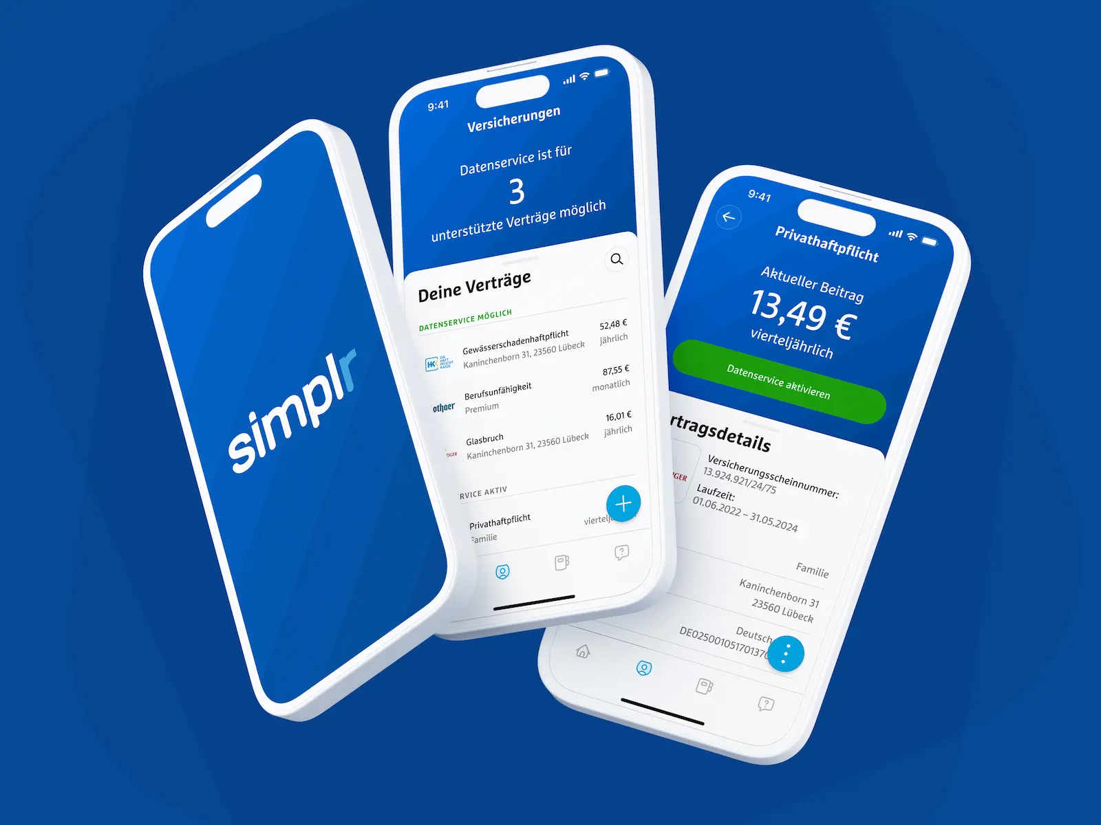 Drei Smartphones mit der simplr App zeigen digitale Vertragsübersicht, Beitragsinfos und Datenservice zur Bestandsübertragung