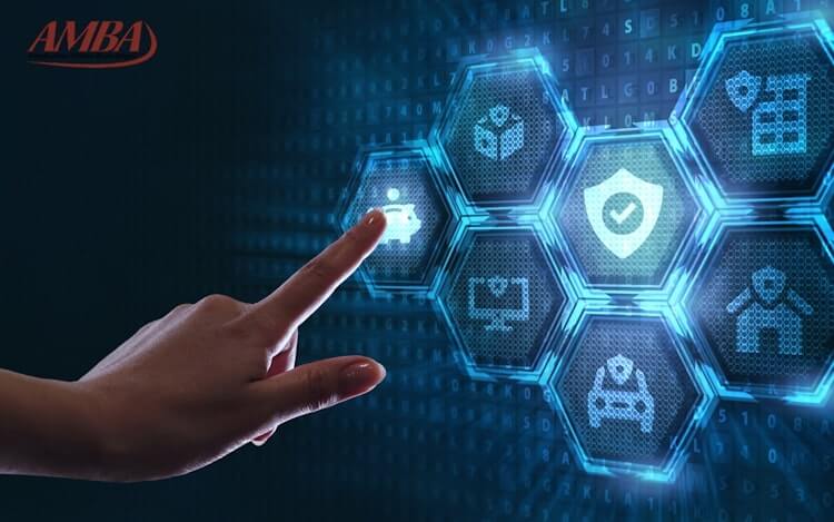 Digitale Symbole für verschiedene Versicherungen auf einem Touchscreen – Finger tippt auf ein Icon für Firmenversicherungen