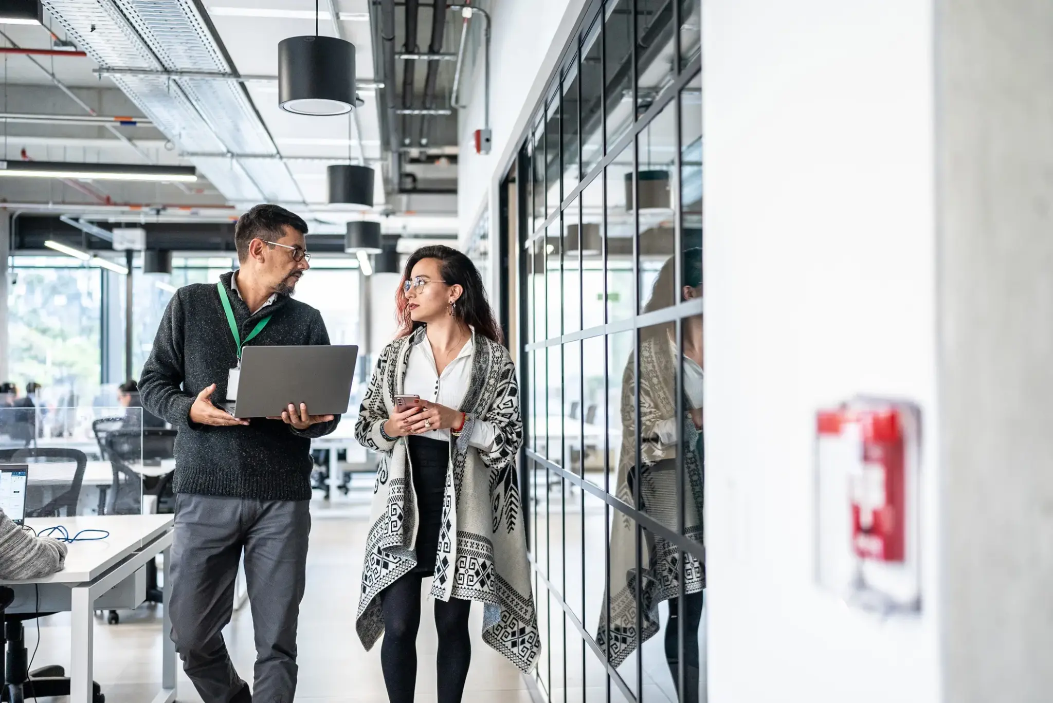 Zwei Geschäftspartner einer GbR im Gespräch im modernen Büroflur