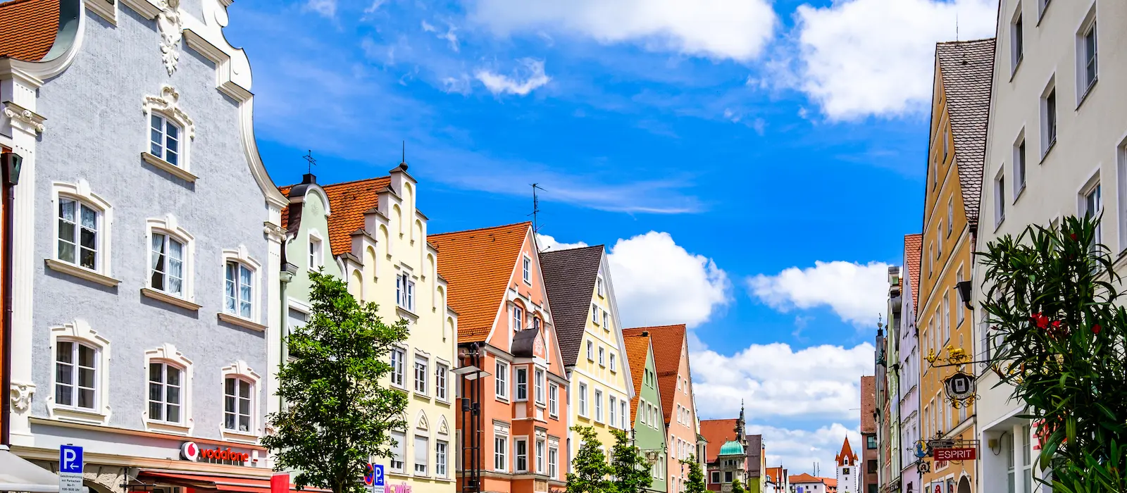 Historische Altstadt von Mindelheim mit bunten Fassaden an einem sonnigen Tag