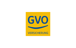 Logo der GVO Versicherung in Blau auf gelbem Hintergrund mit Wellenmotiv