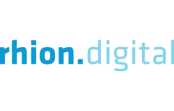 Logo der Rhion.digital Versicherung mit blauer Wortmarke auf transparentem Hintergrund, moderner Schriftzug in zwei Farbtönen
