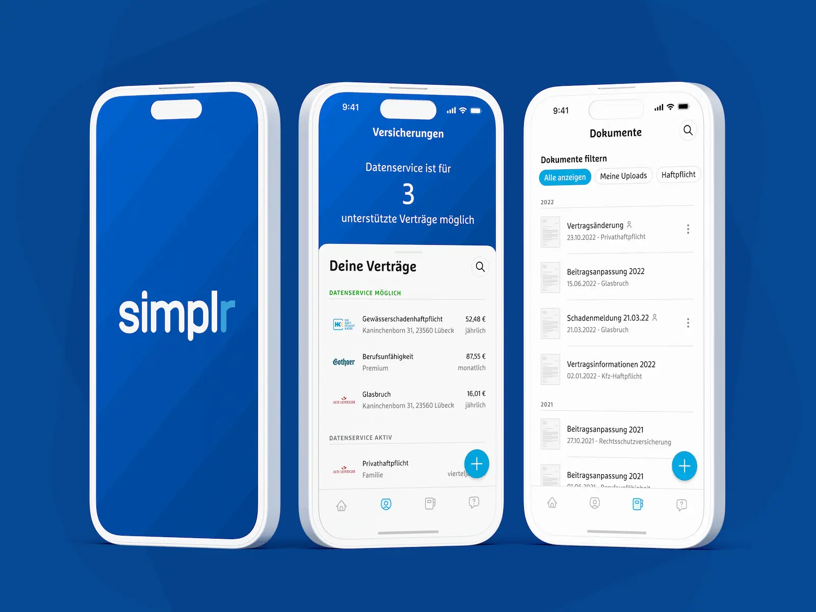 simplr | Drei Smartphones mit simplr App zeigen Vertragsübersicht, Dokumentenverwaltung und Benutzeroberfläche zur Neukundenregistrierung