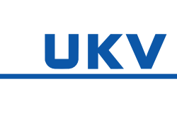 Logo der UKV Versicherung mit blauer Blockschrift „UKV“ und horizontaler blauer Linie darunter auf transparentem Hintergrund
