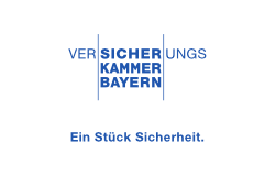 versicherungskammer bayern | Logo der Versicherungskammer Bayern mit blauem Schriftzug, kariertem Schild und dem Slogan „Ein Stück Sicherheit“ auf Weiß