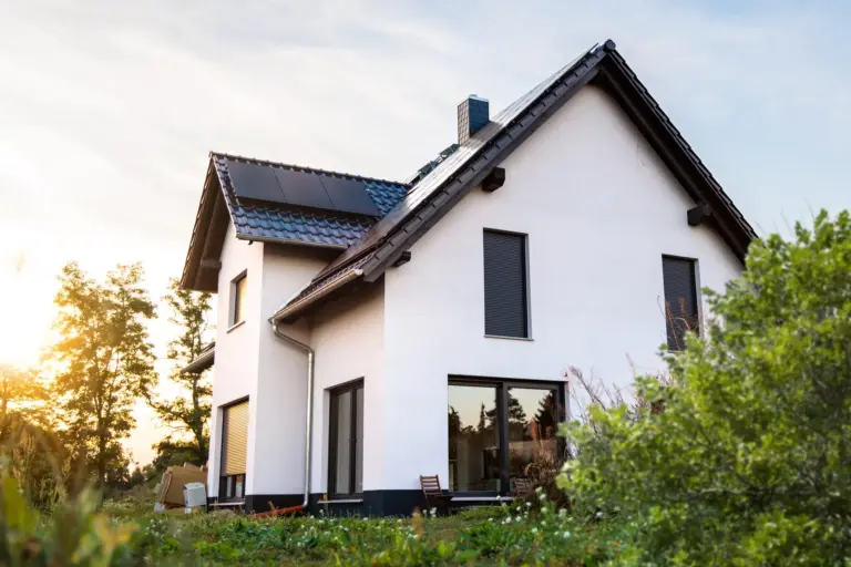 Modernes Einfamilienhaus mit Solaranlage in der Abendsonne