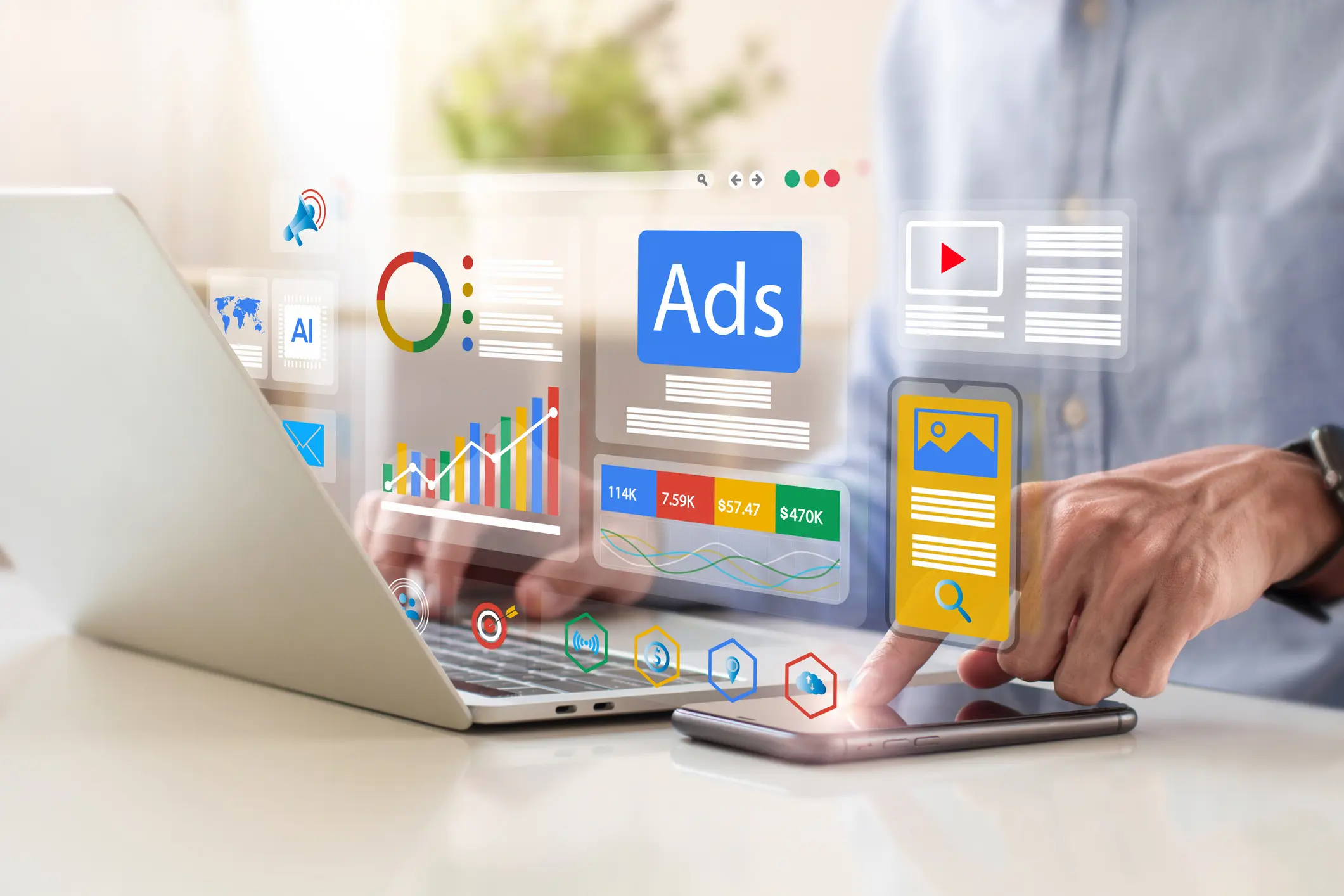 Digitale Marketingelemente über Laptop und Smartphone – Fokus auf Werbung und Analyse im Onlineshop