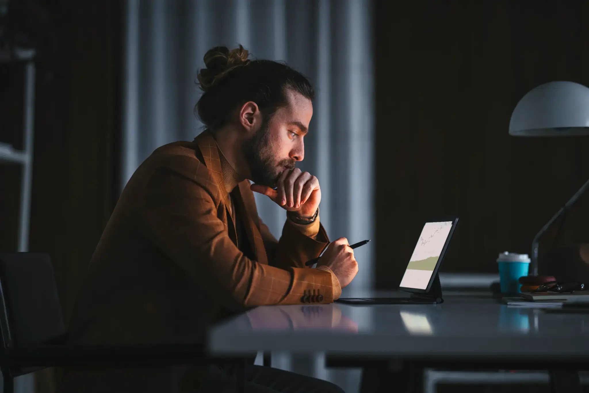 Selbstständiger Mann arbeitet am Tablet bei Nacht – Symbolbild zur Altersvorsorge Selbstständige Pflicht