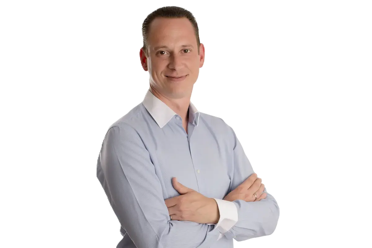 Daniel Moser AMBA Versicherungen | Daniel Moser mit verschränkten Armen im Hemd – Ansprechpartner für Versicherungslösungen bei AMBA