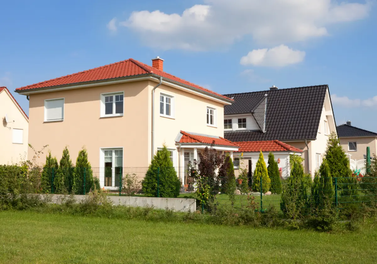 Modernes Einfamilienhaus mit gepflegtem Garten, fotografiert bei Tageslicht von außen