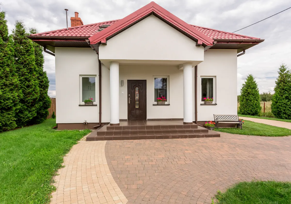 Massives Einfamilienhaus mit rotem Dach und Ziergarten in ruhiger Wohnlage