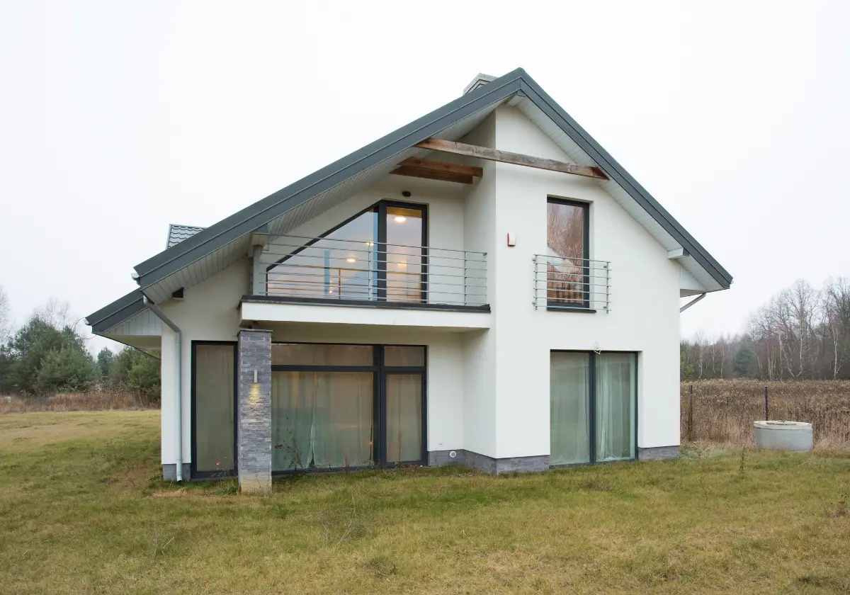 Modernes Architektenhaus mit großer Fensterfront auf freiem Grundstück