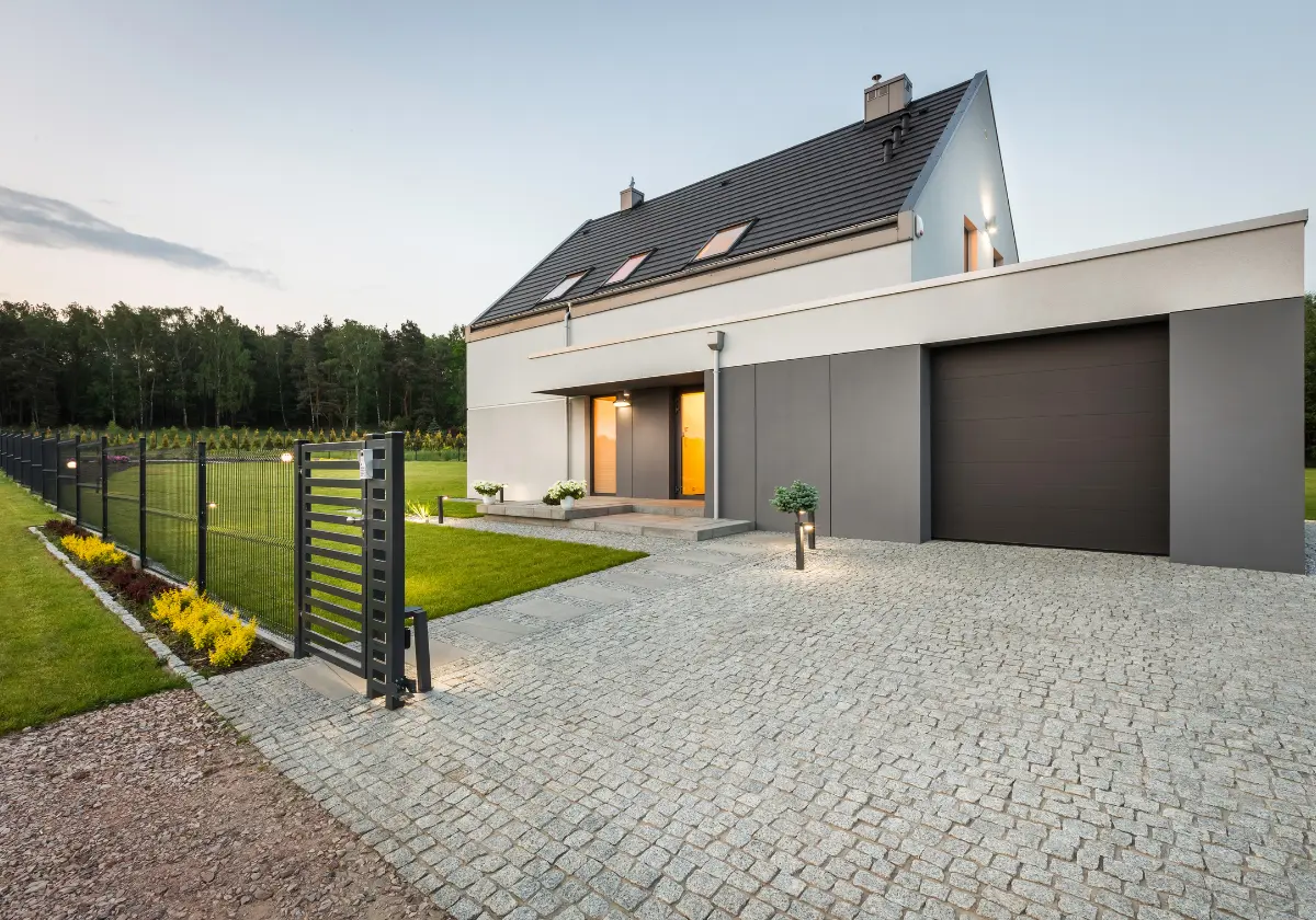 Designhaus mit flacher Garage, Sichtbeton und großzügigem Eingangsbereich