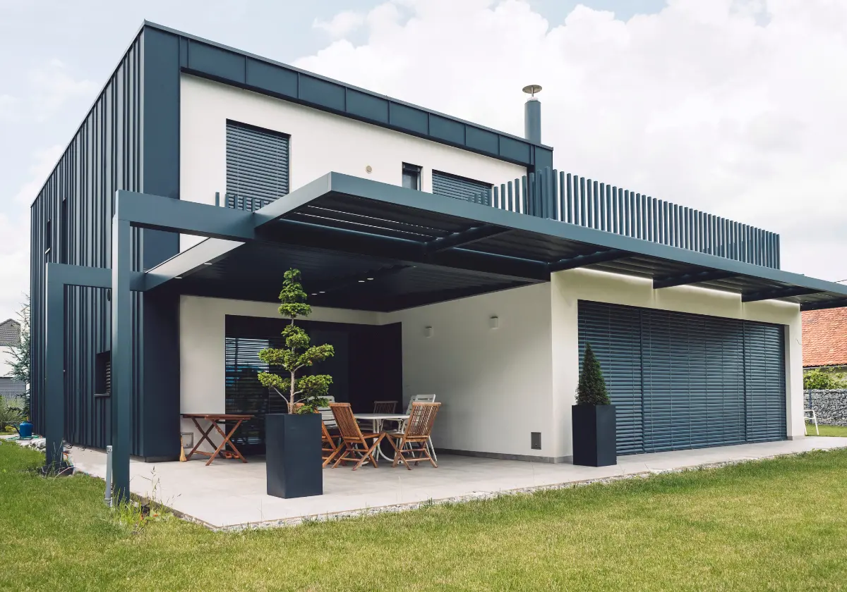 Neues Einfamilienhaus mit Carport, Flachdach und großzügiger Terrasse