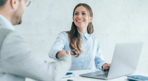 Lächelnde Beraterin im Gespräch mit einem Kunden – Symbolbild für ein starkes Beratung-Netzwerk