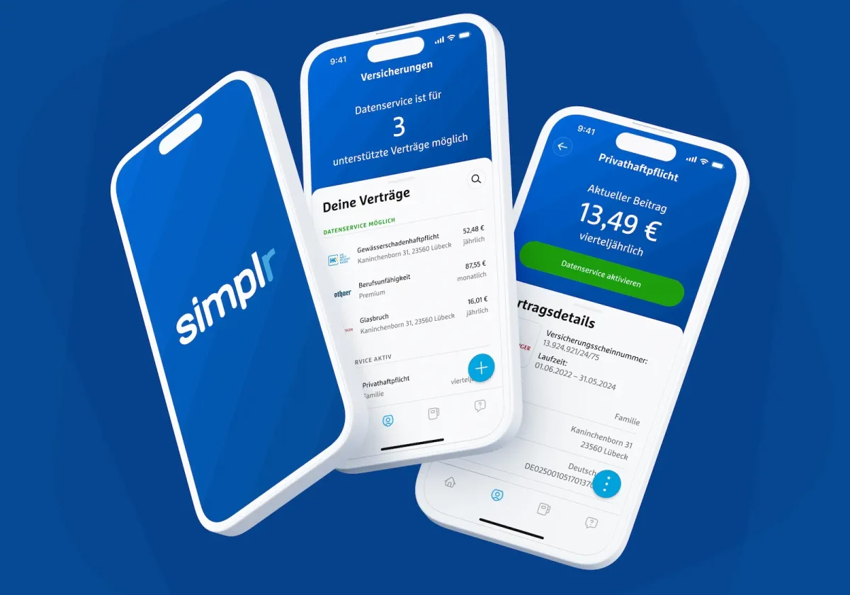 Drei Smartphones mit der simplr App zeigen digitale Vertragsübersicht, Beitragsinfos und Datenservice zur Bestandsübertragung