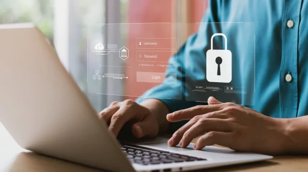 Person sichert Login-Daten auf Laptop – Symbolbild für Cyber-Schutz im digitalen Alltag