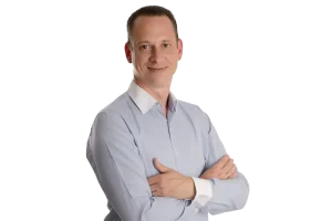 Daniel Moser mit verschränkten Armen im Hemd – Ansprechpartner für Versicherungslösungen bei AMBA