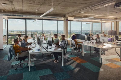 "Modernes büro mit Computern, das die Bedeutung einer Elektronikversicherung hervorhebt, die technische Geräte vor Schäden schützt."
