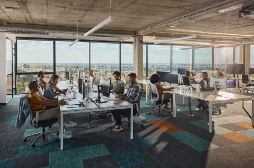 "Modernes büro mit Computern, das die Bedeutung einer Elektronikversicherung hervorhebt, die technische Geräte vor Schäden schützt."