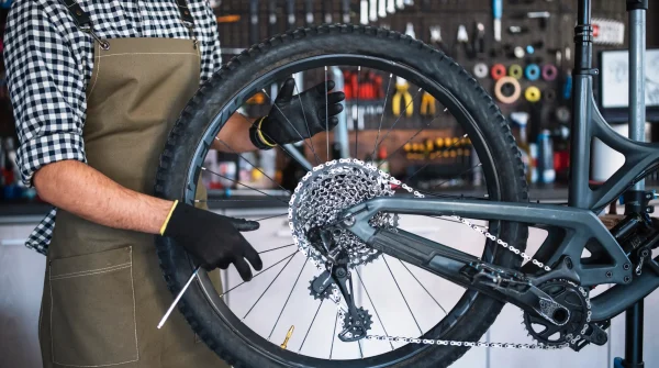Fahrradmechaniker bei der Reparatur einer Felge in der Werkstatt