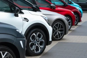 Reihe moderner Firmenfahrzeuge auf einem Parkplatz – Symbolbild für gewerblichen Fuhrpark und passende Versicherungslösungen