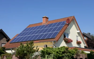 Einfamilienhaus mit Photovoltaikanlage auf dem Dach – Symbolbild für Gebäudeversicherung mit PV-Anlagen.