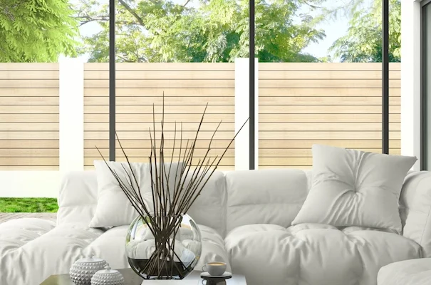 Modernes Wohnzimmer mit Couch und Dekoration – Symbolbild für Hausratversicherung