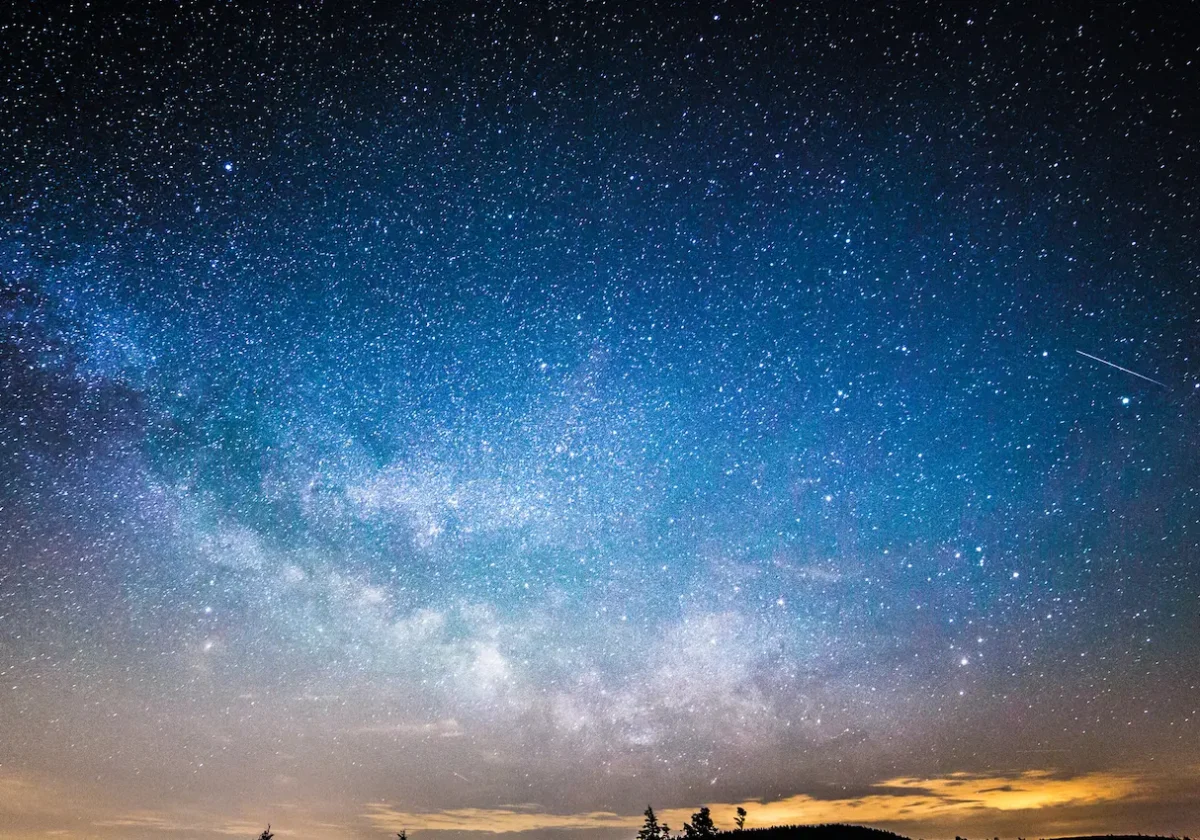 Jahrescheck-Universum Faszinierender Sternenhimmel mit Milchstraße über einer nächtlichen Landschaft – Symbol für Überblick, Weite und Orientierung