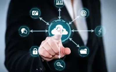 Geschäftsperson tippt auf digitales Cloud-Symbol mit verschiedenen Service-Icons