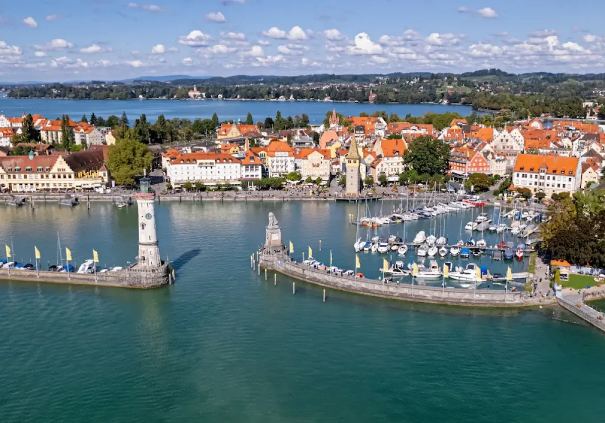 Blick auf den Hafen von Lindau mit Leuchtturm und Löwenstatue am Bodensee