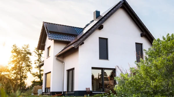 Modernes Einfamilienhaus mit Solaranlage in der Abendsonne
