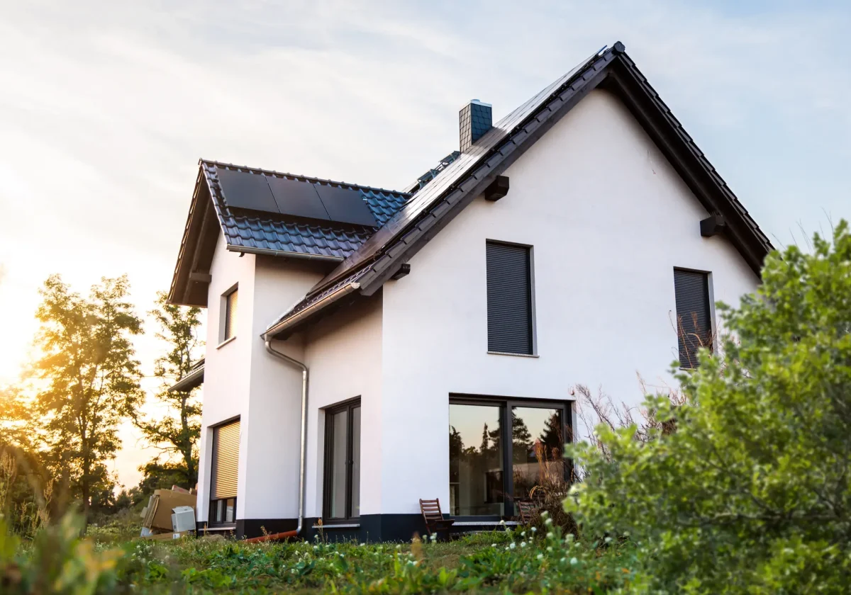 Modernes Einfamilienhaus mit Solaranlage in der Abendsonne