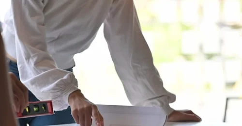 Menschen im Büro mit Laptop und Unterlagen – symbolisch für berufliche Verantwortung und Haftung bei Beratungsfehlern