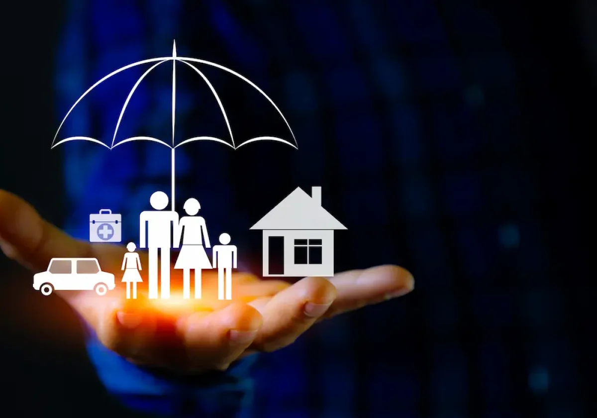 Symbolgrafik einer schützenden Hand mit Familie, Haus, Auto und Krankenakte unter einem Regenschirm als Metapher für Versicherungsschutz