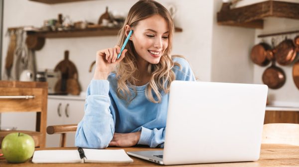 Frau macht einen online Versicherungsvergleich