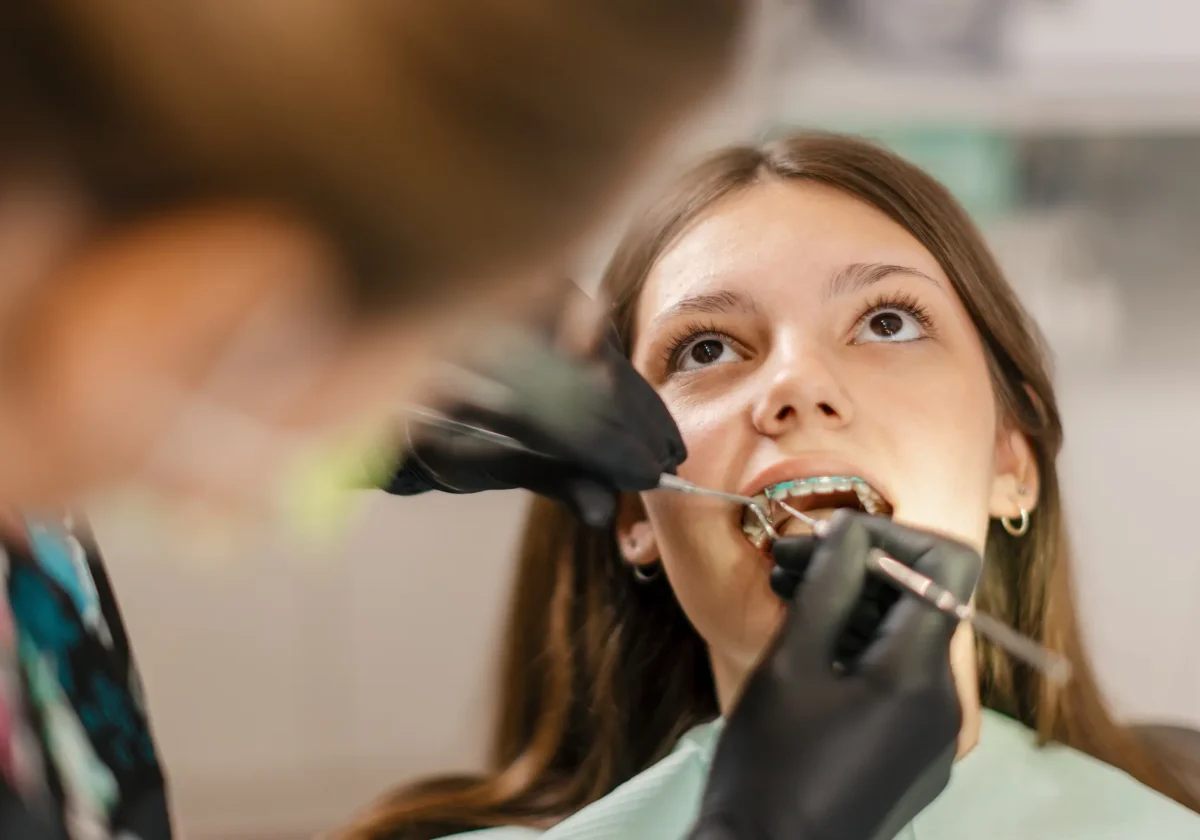 Mädchen mit Zahnspange bei kieferorthopädischer Behandlung – steht symbolisch für die Leistungen einer Zahnzusatzversicherung Kieferorthopädie.