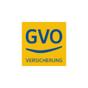 Logo der GVO Versicherung in Blau auf gelbem Hintergrund mit Wellenmotiv