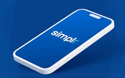 Smartphone mit geöffnetem Startbildschirm der simplr App vor blauem Hintergrund