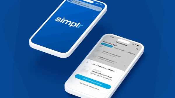 Zwei Smartphones mit der geöffneten simplr App – digitale Übersicht über Versicherungsdokumente und Vertragsdetails.
