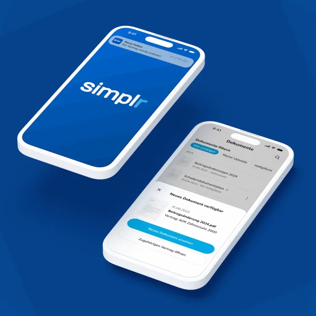 Zwei Smartphones mit der geöffneten simplr App – digitale Übersicht über Versicherungsdokumente und Vertragsdetails.