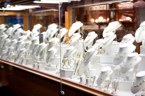 Schmuckauslage mit Goldketten, Armbändern und Ringen in einem Juweliergeschäft